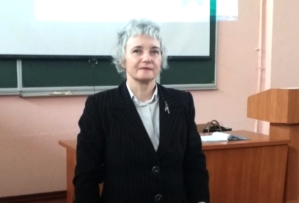 Доцент Дідук-Ступ'як Галина Іванівна Молитвою до рідної мови розпочинає лекцію-презентацію святкування Міжнародного дня рідної мови на факультеті філології і журналістики